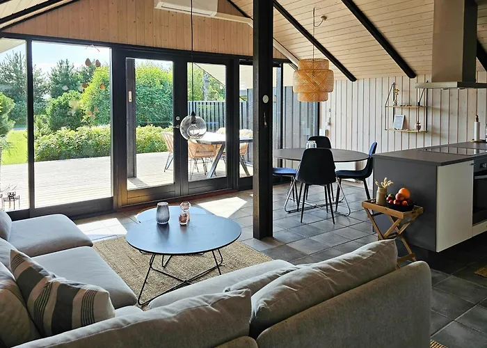 Hébergement de vacances House In Nature By The Water At Lango